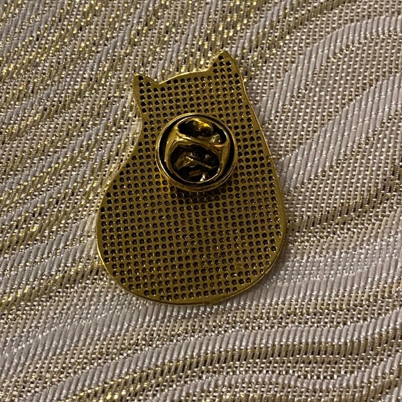 Retro Engraved Floral Chubby Cat Brooch Pin (Antique Gold Tone) - Picture 9 of 9